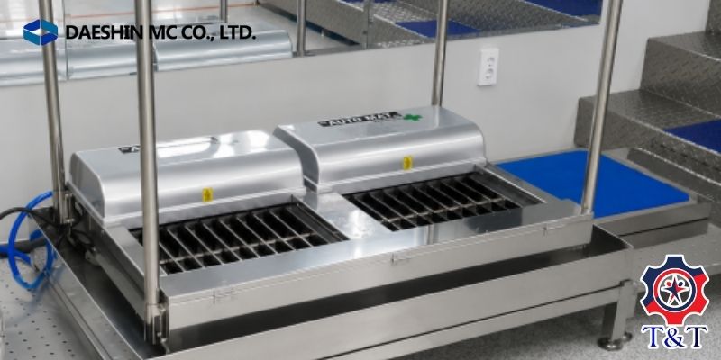 Máy vệ sinh đế giày Daeshin DS-414 được sử dụng phổ biến trong phòng sạch